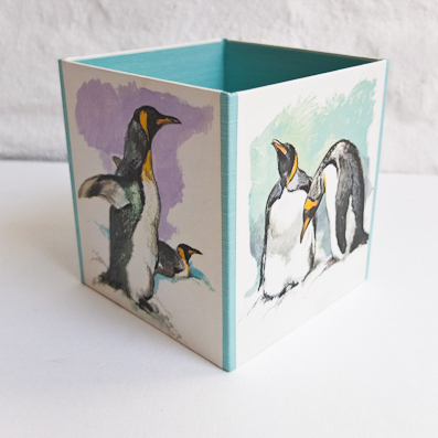 Stifte Box mit Pinguin Bildern aus altem Schulbuch
