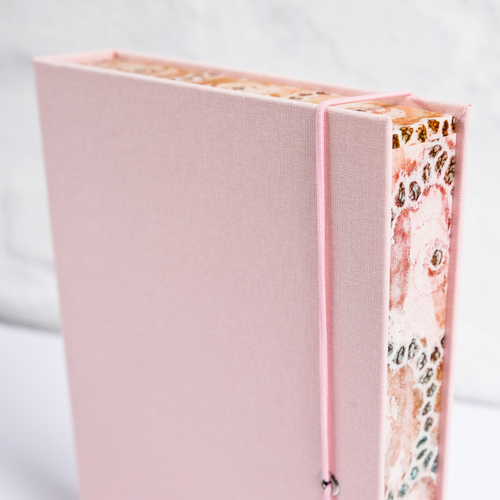 A5 Kiste aus Leinen in Rosa mit Blütenpapier