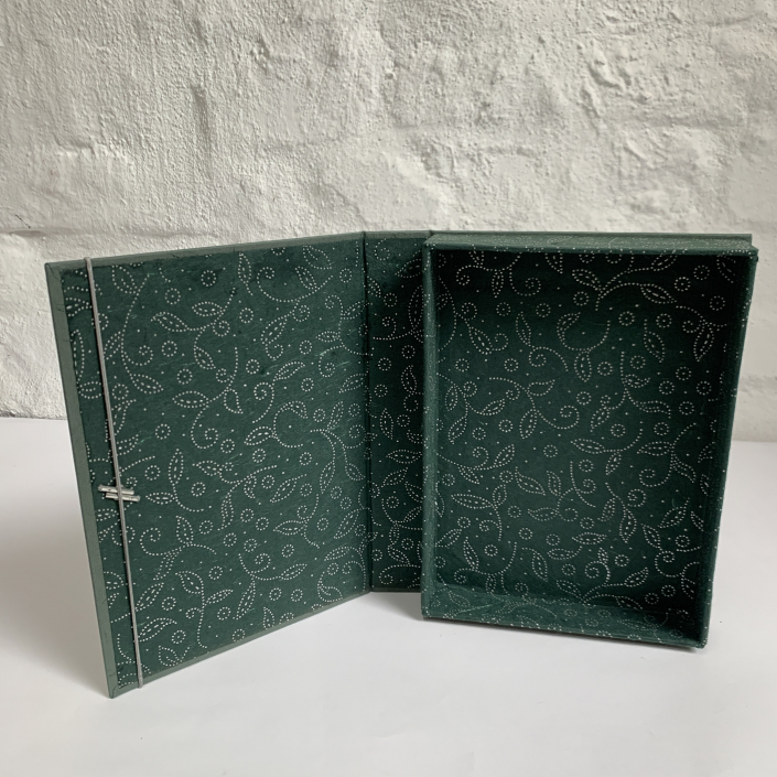dunekgrüne Box in A5 mit Tupfenpapier bezogen