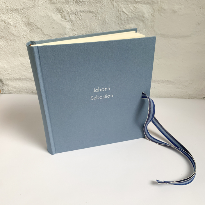taubenblaues Kinderfotoalbum mit Schleife und weißer Prägung