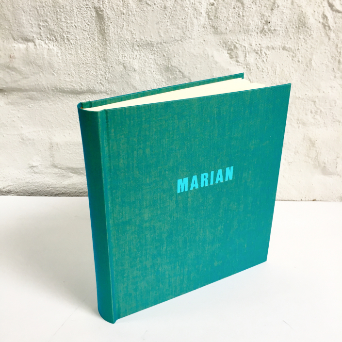 Fotoalbum in Türkis zweifarbig mit Prägung in Türkis metallic (fette Letterpress Typo).