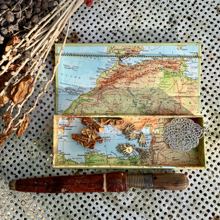Etui in Goldgelb mit Marokko & Mittelmeer