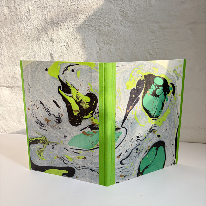 marbeling Mappe in Din A4 mit knallgrünem Rücken