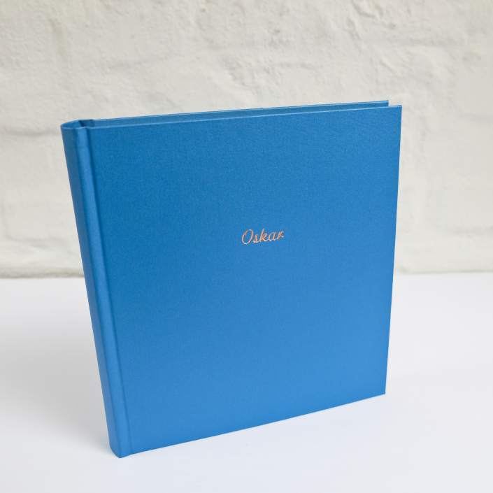 Capriblaues Album mit goldener Schreibschrift