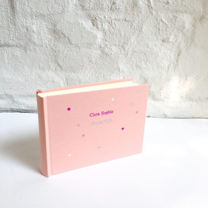 KInder Fotoalbum in Rosa Leinen mit Prägung in Pink und Silber Times.