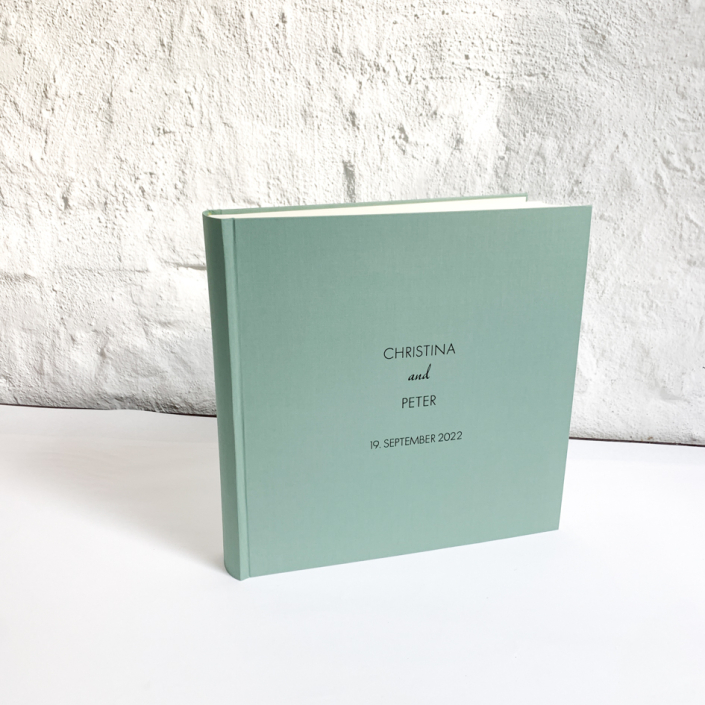 mintgrünes Hochzeitsalbum mit Prägung in Futura