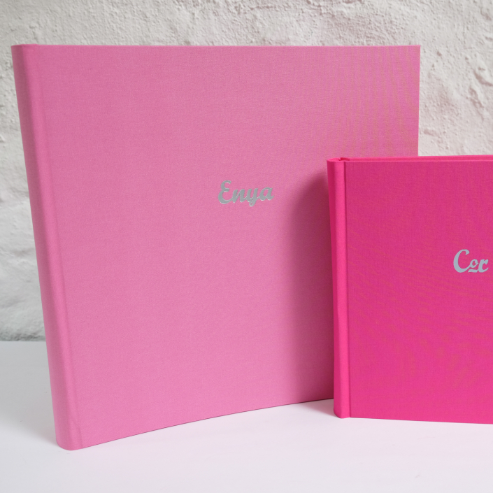 Himbeerrosa und pinkes Album mit risen Schreibschrift.