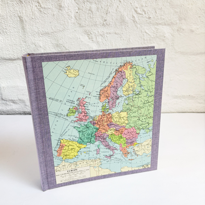 handgefertigtes Reisefotoalbum für Europa mit historischer Karte