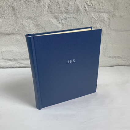 Dieses Beispielalbum ist 31x31cm groß und die Prägung hat die Farbe silber