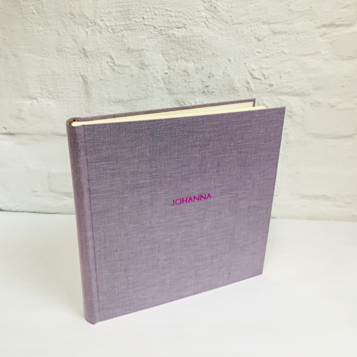 Fotoalbum in Flieder mit pink metallic Prägung