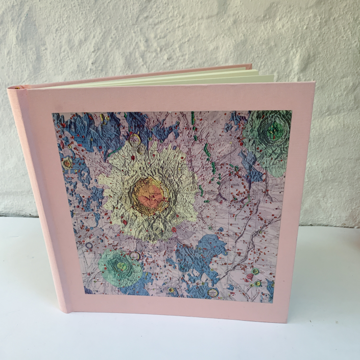 Fotoalbum in Rosa mit Karte vom Mond