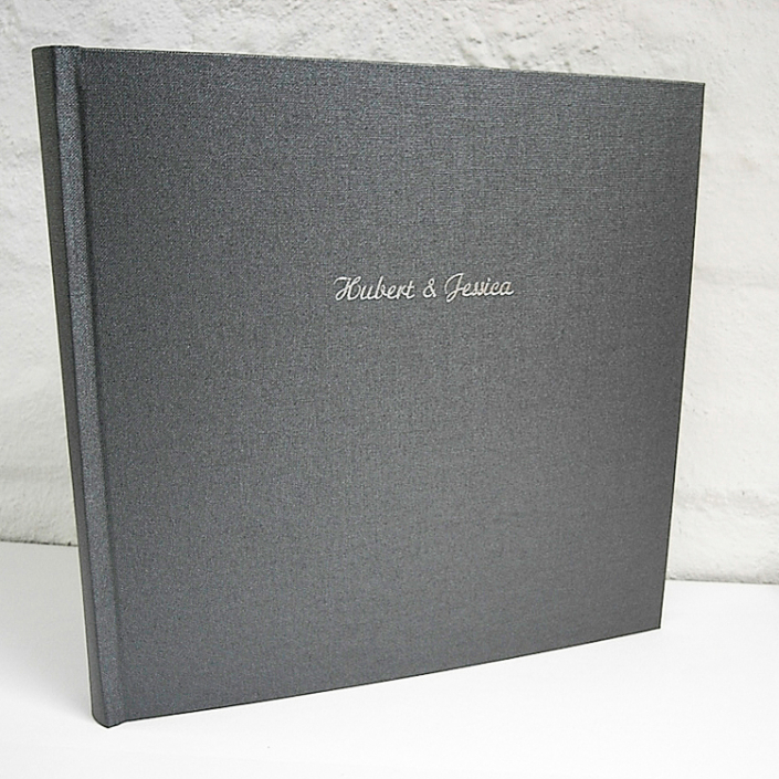 Silberne Schreibschrift auf Graphit (robustes Gewebe).