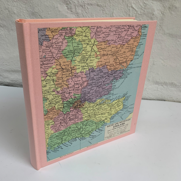 Fotoalbum in Rosa mit Karte von England in Pastelltönen