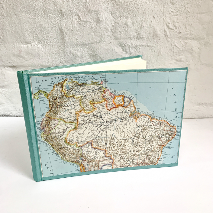 Sehr alte Landkarte von Südamerika auf einem Fotoalbum in Jade