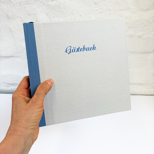 quadratisches Gästebuch in Taubenblau und Bone White