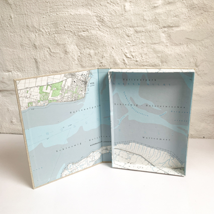 Innenansicht einer handgefertigten Dokumentenmappe DIN A4 aus originaler Seekarte – Wattenmeer vor Wyk auf Föhr