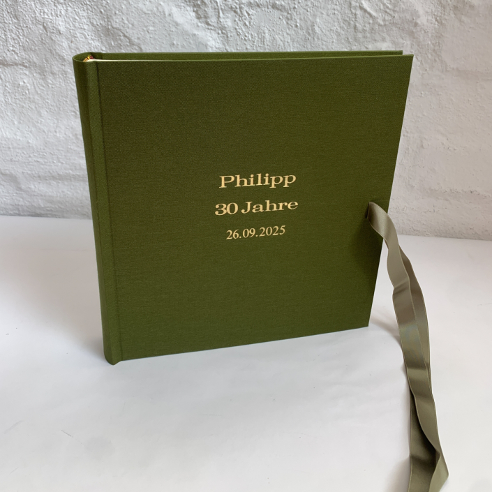22x24 cm Album mit Prägung in Bold gold und Schleife in Olive