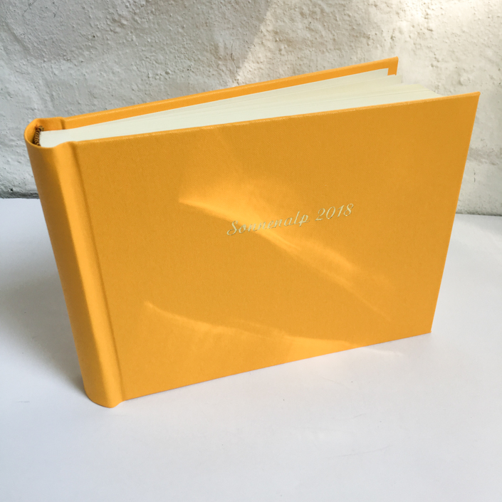 goldene Schreibschrift auf Gelb